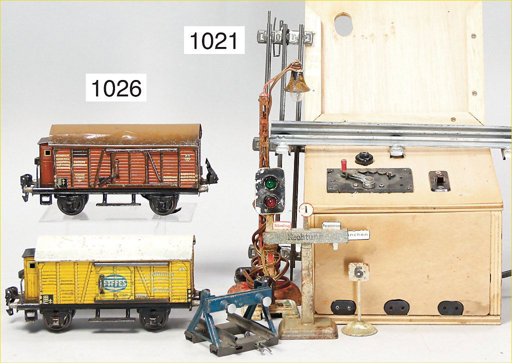 MÄRKLIN, track 0, 1792, 2-axled banana car, with: MÄRKLIN, track 0, 1792, 2-axled banana car, with brakeman's cab, 1791, 2-axled covered freight waggon, with brakeman's cab, used, with scratches on the paintwork German Description MÄRKLIN Spur 0, 1