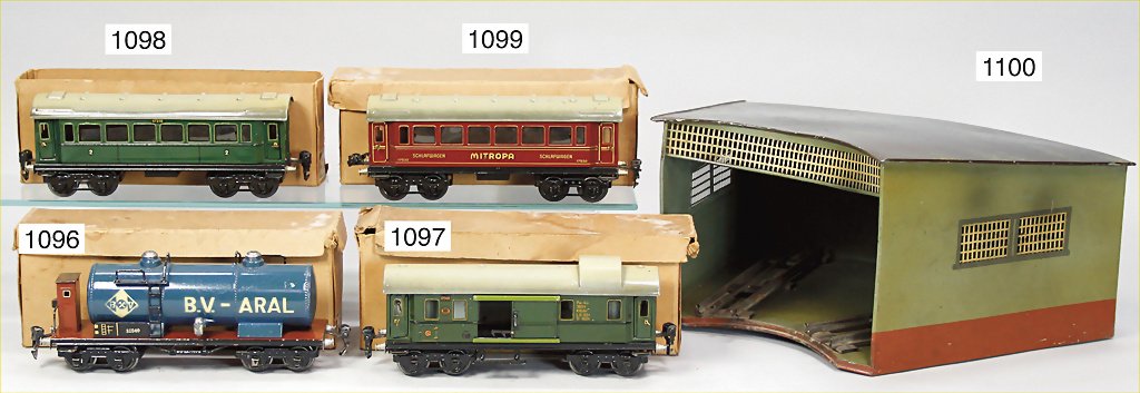 MÄRKLIN, track 0, 2-standing locomotive shed, tin,: MÄRKLIN, track 0, 2-standing locomotive shed, tin, '30s, electrical version, 42 cm wide, 16.5 cm tall, used, with small scratches on the paintwork, good condition German Description MÄRKLIN Spur 0,