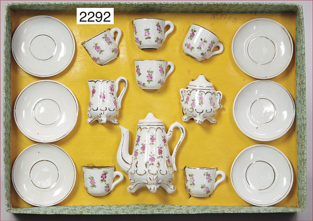 doll kitchen coffee service, 6 cups with saucer, coffee: doll kitchen coffee service, 6 cups with saucer, coffee pot, milk can, sugar bowl, 9.5 cm, rose decor, in original box, good condition German Description Puppenküchen-Kaffeeservice, 6 Tassen mit Unte