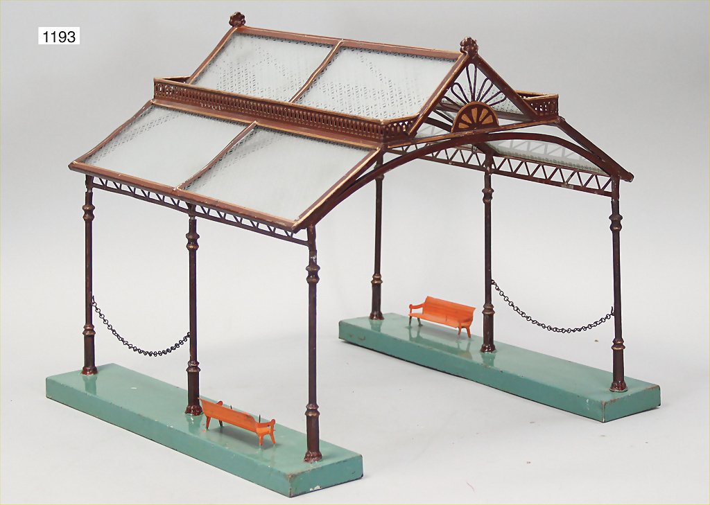 MÄRKLIN, panorama, platform roof, with etched glass: MÄRKLIN, panorama, platform roof, with etched glass roof, suitable to track 1, surface area 34 cm x 35 cm, used, good, extreme rare German Description MÄRKLIN Panorama, Bahnsteigüberdachung, mit ge
