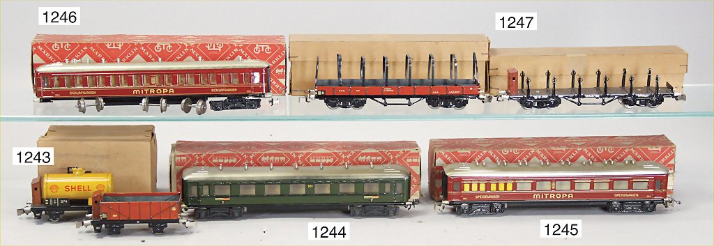 MÄRKLIN, 00, 351, 4-axled passenger coach, green,: MÄRKLIN, 00, 351, 4-axled passenger coach, green, casting bogies, 1 revolving rack, slight formation of cracks are visible, otherwise good condition, in original box, 1 strap at box is missing German