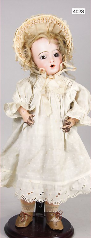 BEBE BRU, Teteur, nursing Bru, fix standing brown: BEBE BRU, Teteur, nursing Bru, fix standing brown Paperweight eyes, opened mouth, pierced ears, is marked at the back of the head with Bru jeune No. 6, in the head is a mechanism with bellows and rota