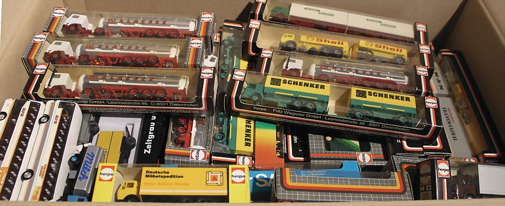 Konv. H0, Lkw, Busse, Nutzfahrzeuge, ca. 90 Teile: Konv. H0, Lkw, Busse, Nutzfahrzeuge, ca. 90 Teile