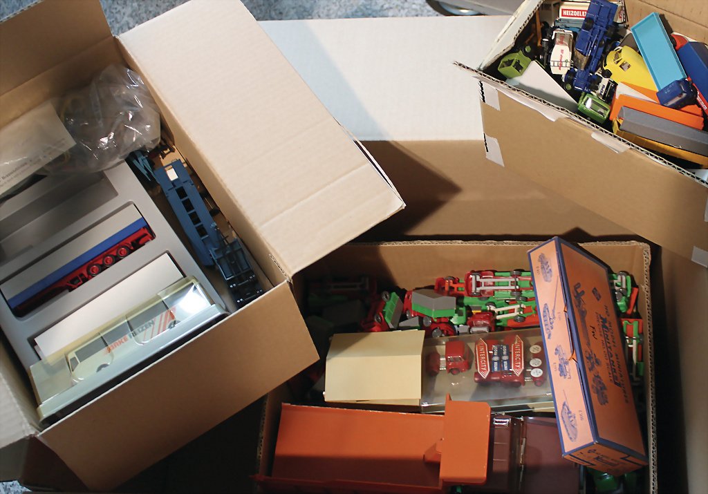 Fundkiste, ca. 200 Teile, Lkw, Busse, Lkw Anhänger,: Fundkiste, ca. 200 Teile, Lkw, Busse, Lkw Anhänger, teils beschädigt, teils in gutem Zust., teils aus Kunststoff, teils aus Guss, ohne Kart., versch. Hersteller