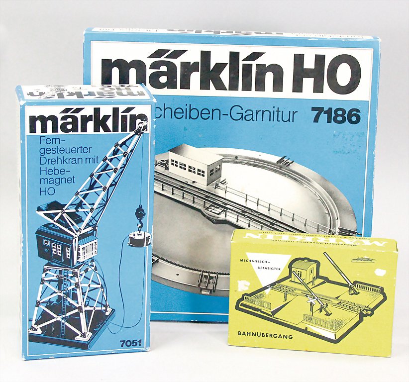 MÄRKLIN H0, 3 Teile 7186, Drehscheibe, 7051, Kran,: MÄRKLIN H0, 3 Teile 7186, Drehscheibe, 7051, Kran, 7054, Bahnübergang, alles sehr guter Zust., im Orig.-Kart.