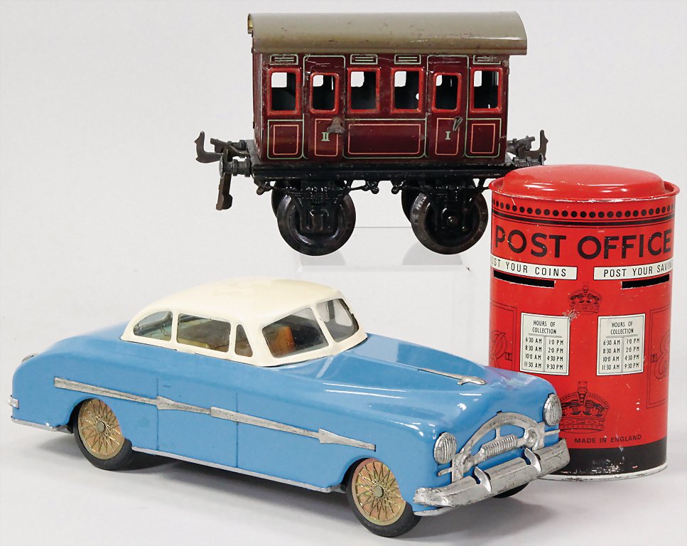 3 Teile Blechspielzeug, Märklin, Waggon, Spur 0,: 3 Teile Blechspielzeug, Märklin, Waggon, Spur 0, bespielt, 1 Türknauf fehlt, dazu 1 Spardose, Blech, Chad Valley, Made in England, Höhe 14 cm, 1 Blechauto, ungemarkt, bespielt, Dach etwas eingedell