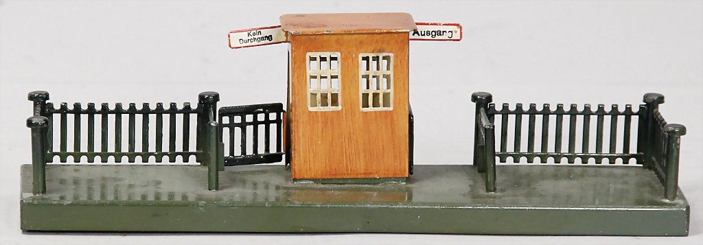MÄRKLIN Bahnsteigsperre, mit Kassenhäuschen, Blech: MÄRKLIN Bahnsteigsperre, mit Kassenhäuschen, Blech handlackiert, altes Märklin-Zeichen, Grundplatte 25,5 x 6,5 cm, guter Zust.