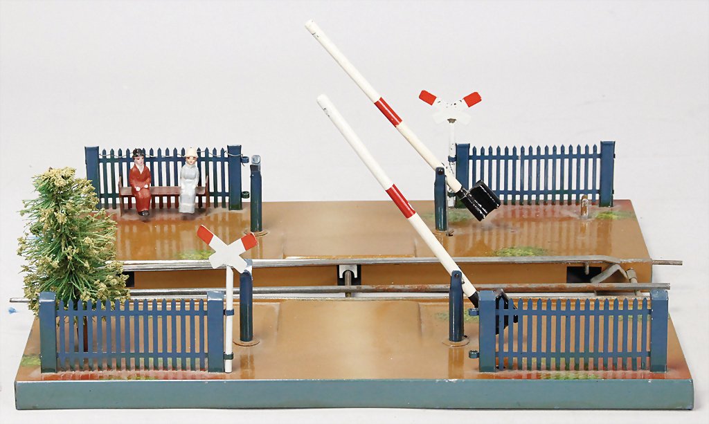 MÄRKLIN Gleisübergang mit Schranke, passen für 0 u. 1,: MÄRKLIN Gleisübergang mit Schranke, passen für 0 u. 1, 2 Andreaskreuze, Bank mit 2 Figuren, guter Zust.