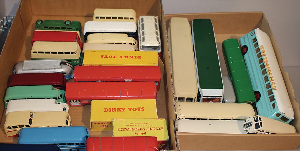 DINKY TOY Konv. 21 Teile, Busse, Bus 50er/60er Jahre,: DINKY TOY Konv. 21 Teile, Busse, Bus 50er/60er Jahre, teils sehr guter Zust., 3 Teile im Orig.-Kart., einige Teile bespielt