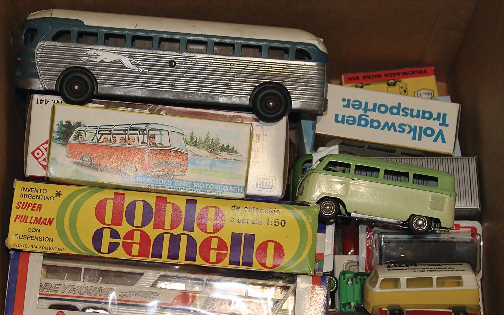 Fundkiste, Blech u. Guss, ältere Modelle, Busse,: Fundkiste, Blech u. Guss, ältere Modelle, Busse, versch. Maßstäbe, CKO, u. andere, ca. 20 Teile, meist neu im Kart., einige Teile bespielt