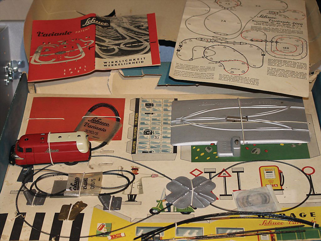 Schuco Varianto, 3010, Elektrik, 1 Fahrzeug mit: Schuco Varianto, 3010, Elektrik, 1 Fahrzeug mit Zubehör, im Orig.-kart., 1 Fahrzeug mit Zubheör, im Orig.-Kart., Kart. altersbed. verschlissen