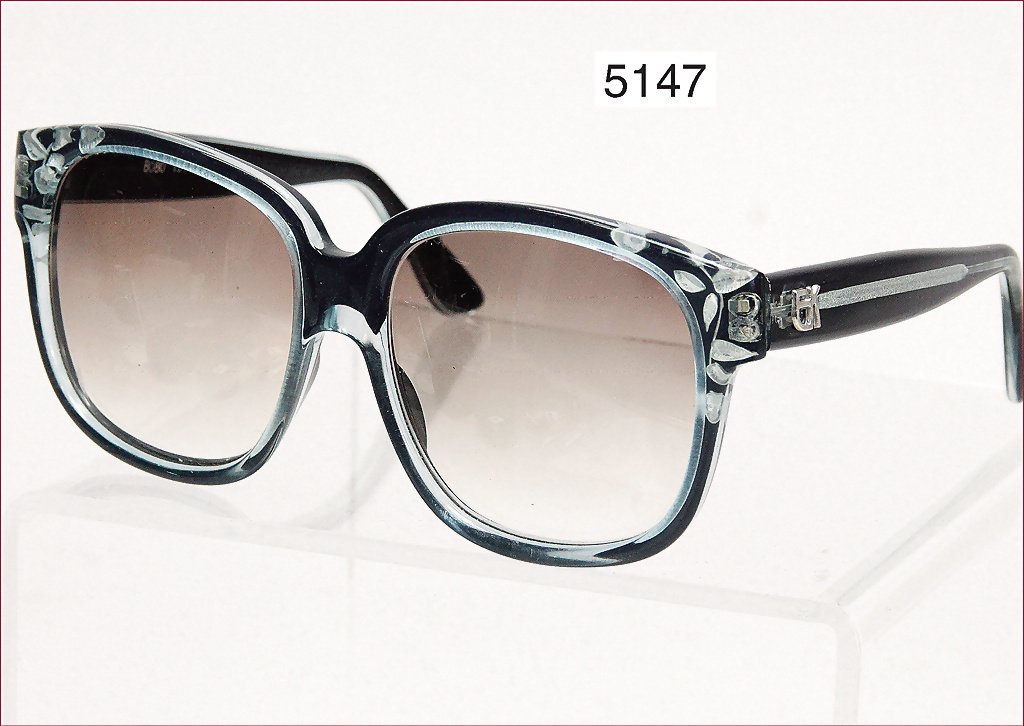 EMMANUELLE KHANH Sonnenbrille, Paris,: EMMANUELLE KHANH Sonnenbrille, Paris, Kunststoffgestell, dunkelblau mit silbernem Muster, sehr helle u. gr. Brillengläser, hellbraun verlaufend, ausgefallen