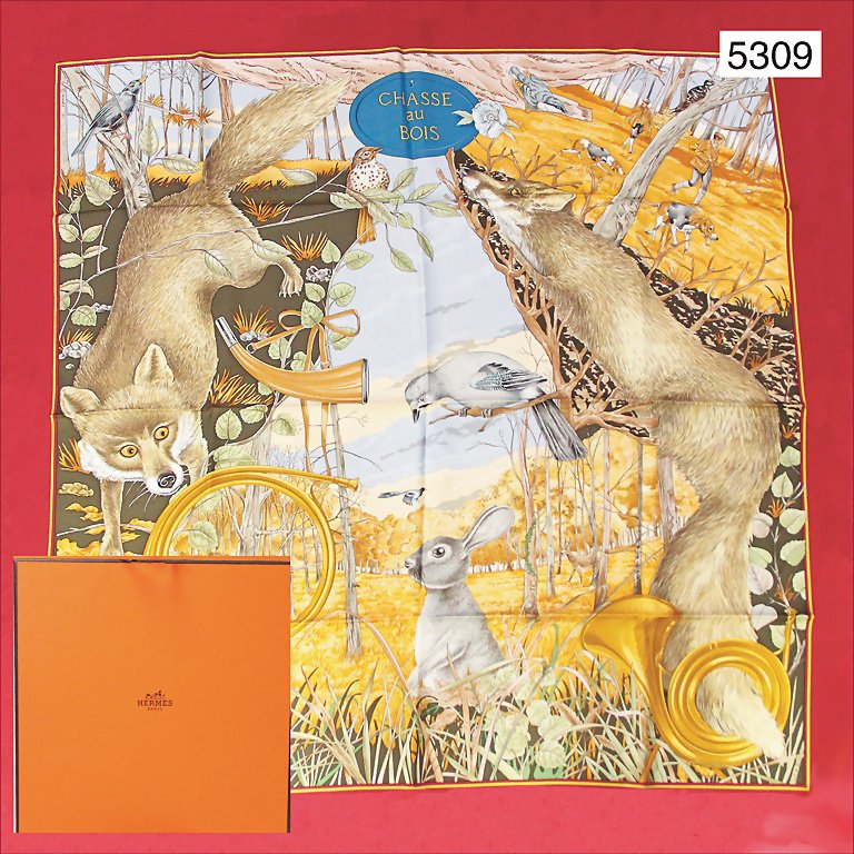HERMÈS Seidenhalstuch, 1995 Paris, "Chasse au bois",: HERMÈS Seidenhalstuch, 1995 Paris, "Chasse au bois", designed by Carl De Parcevaux, Waldszene, im Orig.-Kart., 90 x 90 cm, neuwertiger Orig.-Zust., schöne kräftige Farben, 100% Seide