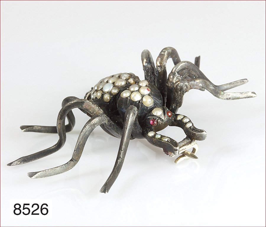 Brosche, SPINNE, Ende 19.Jhd., Flußperlen, 2 rote: Brosche, SPINNE, Ende 19.Jhd., Flußperlen, 2 rote Cabochons als Auge, Sicherheitskettchen (Sicherheitsnadel fehlt), ca. 39 x 53 mm