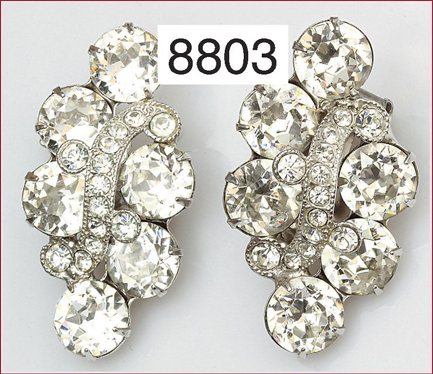 Silberfarbene Ohrclips von Eisenberg ( signiert), USA,: Silberfarbene Ohrclips von Eisenberg ( signiert), USA, 50er Jahre, große u, kleine gefasste Strasssteine, klar und funkelnd, H =37 mm