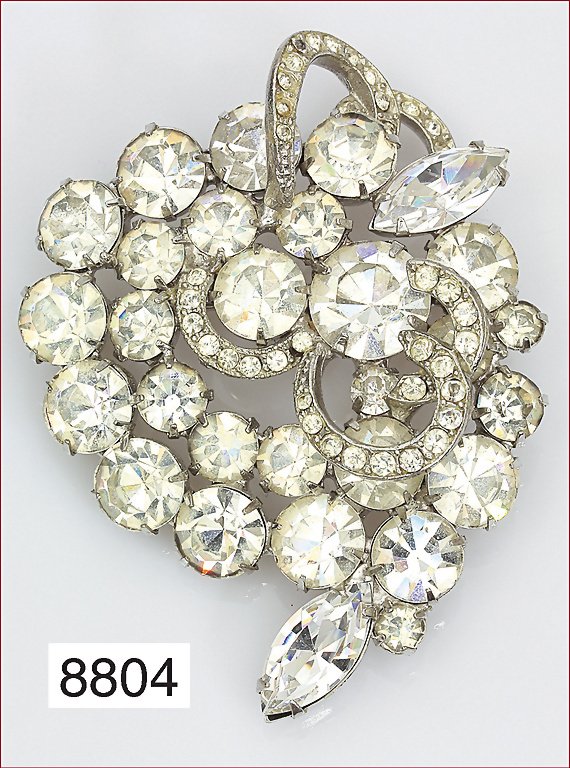 Große Strass-Brosche, signiert WEISS (USA), 50er Jahre,: Große Strass-Brosche, signiert WEISS (USA), 50er Jahre, klarer Strassbesatz in unterschiedlichen Formen, gefasste Steine,47,5 x 61 mm