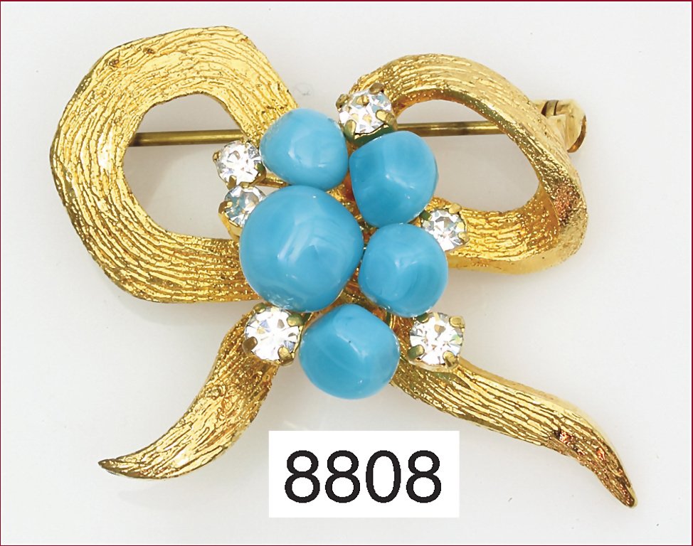 Schleifenbrosche von Dior (signiert mit der Jahreszahl: Schleifenbrosche von Dior (signiert mit der Jahreszahl 1967), türkisfarbene Glasperlchen und 6 klare Strasssteine, 38 x 32,5 mm