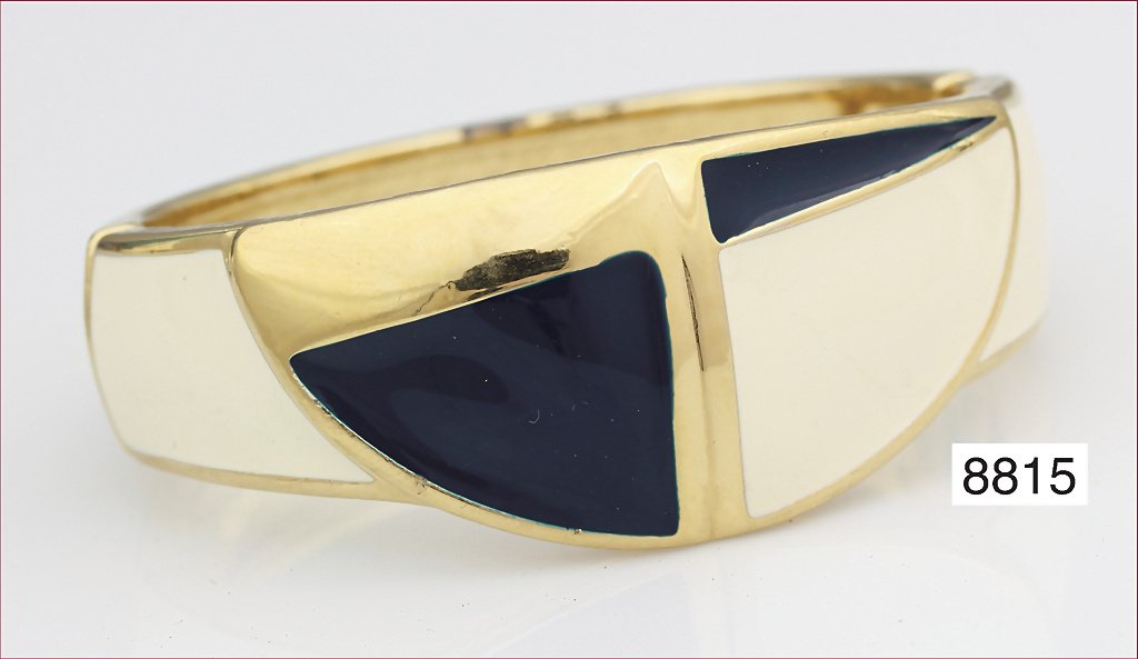 Massiv gearbeitete Armspange von TRIFARI, USA: Massiv gearbeitete Armspange von TRIFARI, USA (signiert), Emailleauflage in blau u. cremefarben, sogenannter "Modernist Style", Innenmaß: 59,5 x 46,5 mm