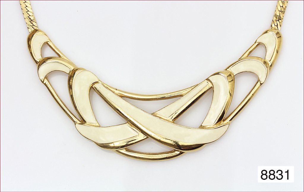 Goldfarbenes Collier, glänzende Schlangenkette mit: Goldfarbenes Collier, glänzende Schlangenkette mit einem cremefarbenen, emailierten Mittelteil, von TRIFARI (signiert), USA, 60er Jahre, L = 48 cm