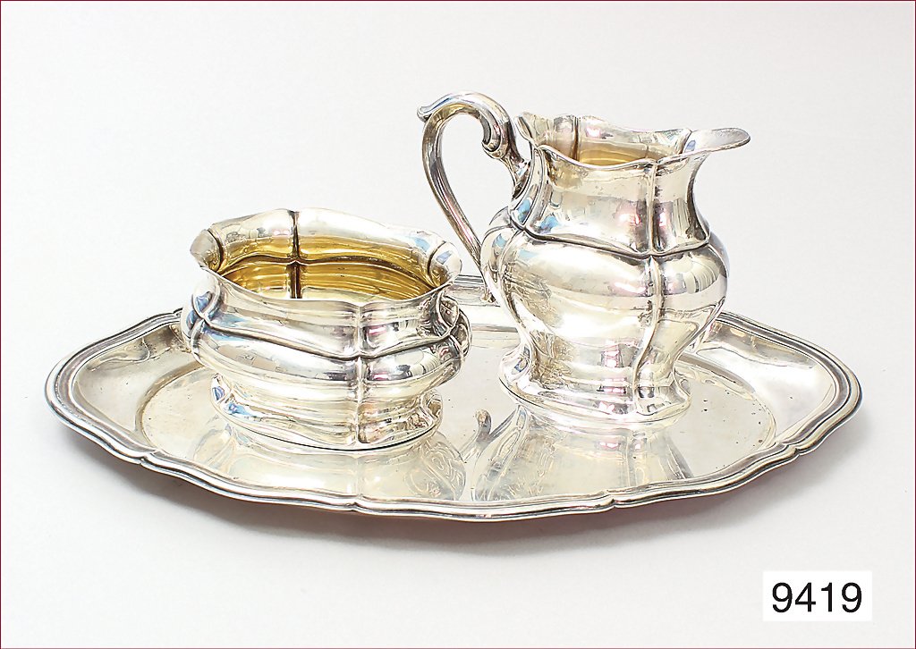 Lot: Tablett, Milchkännchen, Zuckerschale, LUTZ u. WEIß: Lot: Tablett, Milchkännchen, Zuckerschale, LUTZ u. WEIß Pforzheim, 1930/40 Jahre, Silber 835/000, Kännchen u. Schale Innen vergoldet, Tablett 25,8 x 16,5 cm, Kännchen H = 9,3 cm, Schale H = 5,1cm,
