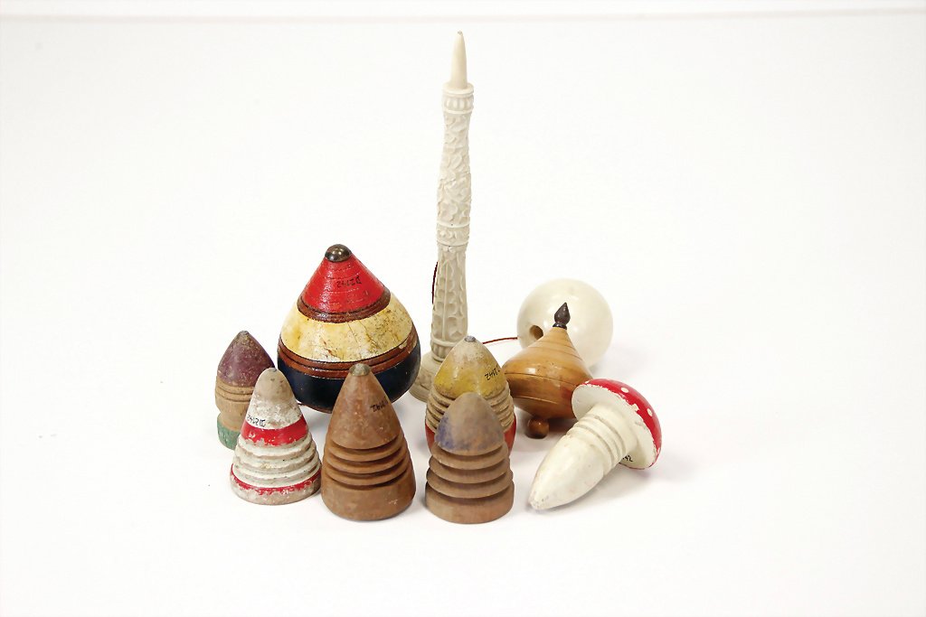 mixed lot gyroscope, not marked, Germany / Switzerland: mixed lot gyroscope, not marked, Germany / Switzerland / France, 1890 - 1930, size: 58 mm, with a diameter of: 84 mm, good general condition, traces of usage, partially strong loss of color, the large