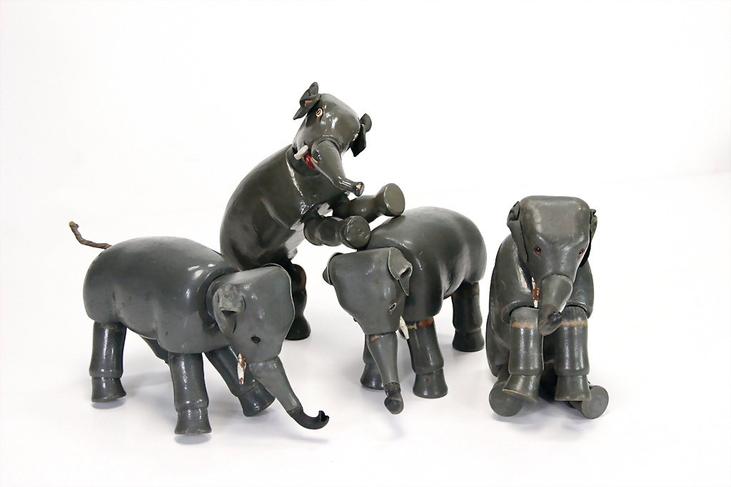 Schoenhut, Albert, 4 elephants, Humpty Dumpty, 1x with: Schoenhut, Albert, 4 elephants, Humpty Dumpty, 1x with painted eyes, very good preserved, 1x with glass eyes, around,1905-1928, measurements: 160 x 310 x 80 mm, good general condition German Descripti