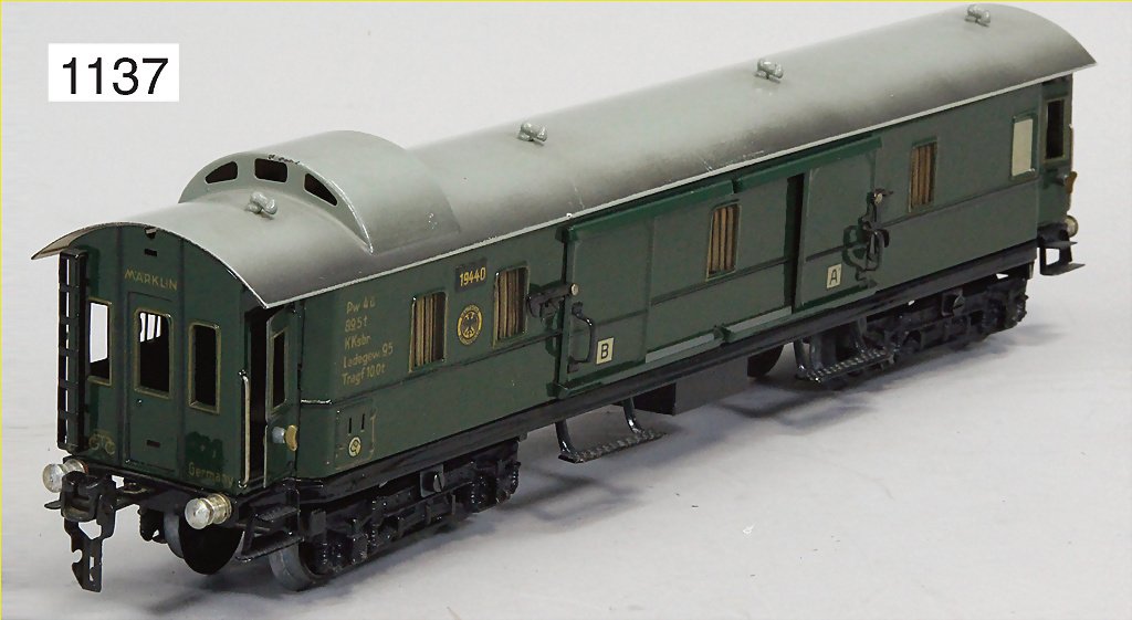 MÄRKLIN track 0, 1944, baggage coach, 4-axled, 40 cm,: MÄRKLIN track 0, 1944, baggage coach, 4-axled, 40 cm, very good condition German Description MÄRKLIN Spur 0, 1944, Gepäckwagen, 4-achsig, 40 cm, sehr guter Zust.