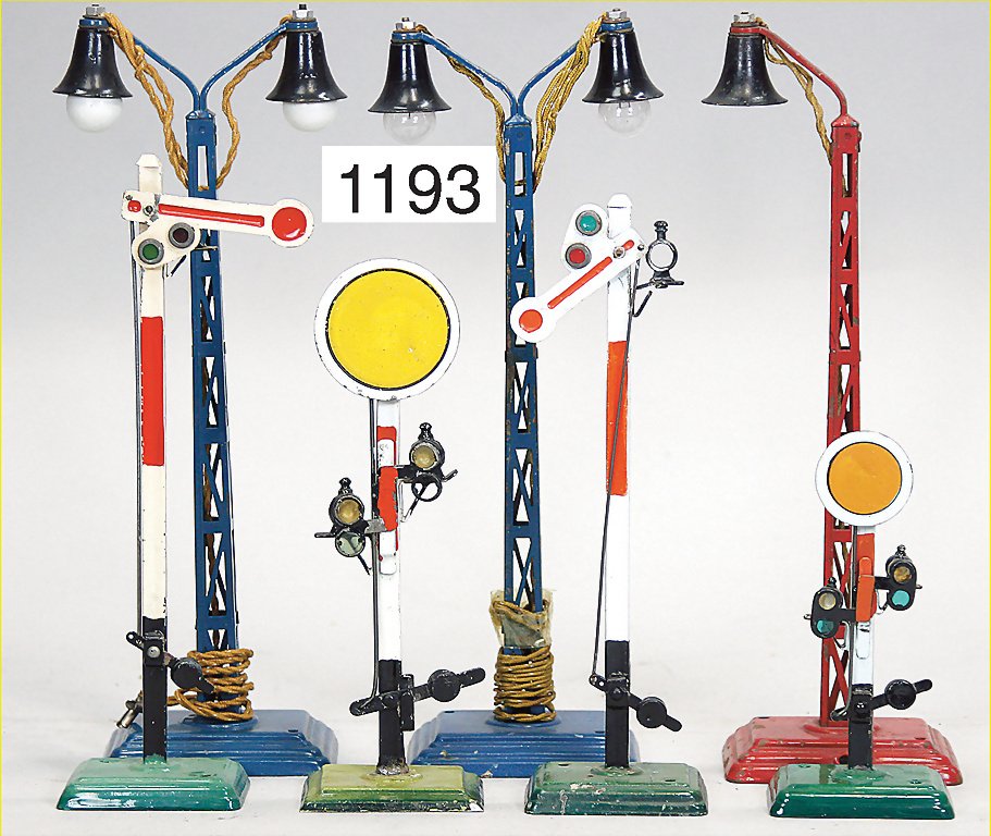 MÄRKLIN treasure chest, 13452/1, lantern, 2 x 13452/2,: MÄRKLIN treasure chest, 13452/1, lantern, 2 x 13452/2, 1 advance signal, old Märklin symbol, 1 advance signal, more recent, 2 semaphore signals, good condition up to used condition German Descriptio