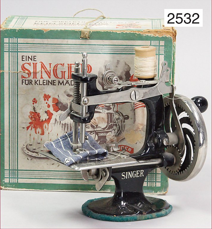 SINGER sewing machine for children, in original box,: SINGER sewing machine for children, in original box, worn German Description SINGER Nähmaschine für Kinder, in Orig.-Kart., verschlissen