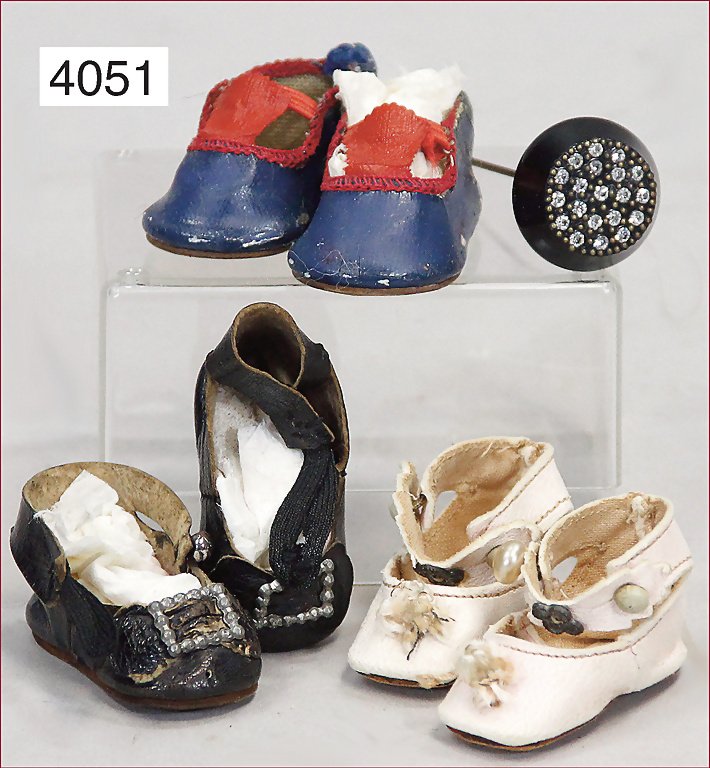 mixed lot of 3 pairs of doll shoes, 1 x black, marked: mixed lot of 3 pairs of doll shoes, 1 x black, marked OP, white leather shoes, marked number 1, blue varnished shoes, marked large 2, 4.5 cm, suitable for a small Bebe German Description Konv. 3 Paar