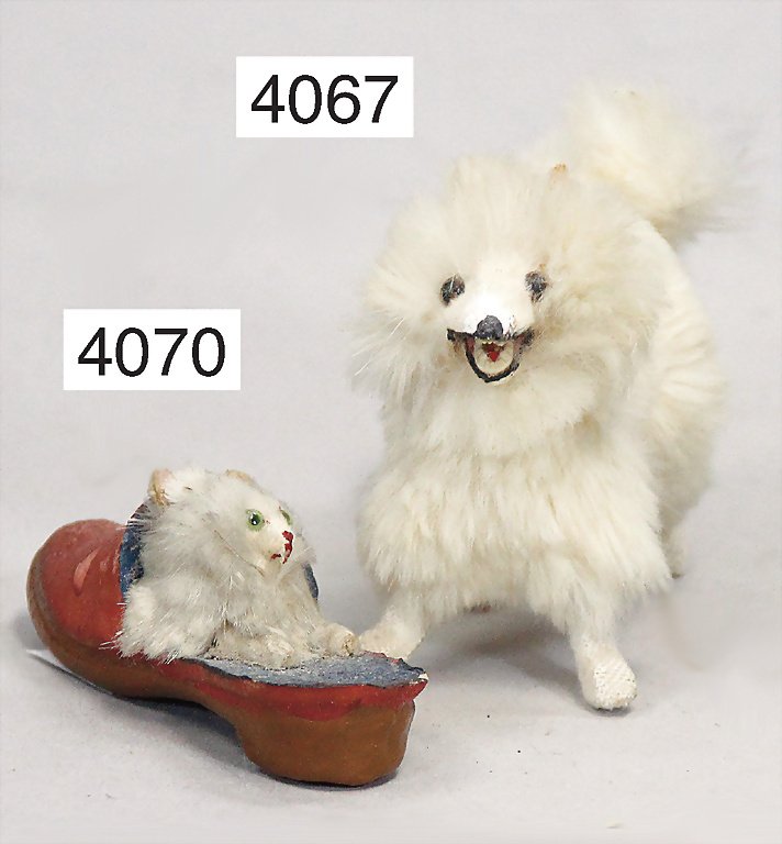 early mass shoe, slipper, 8 cm, inside with cat with: early mass shoe, slipper, 8 cm, inside with cat with real fur, green glass eyes, painted nose and mouth, unusual German Description früher Masseschuh, Pantoffel, 8 cm, mit innen liegender Echtfellkat