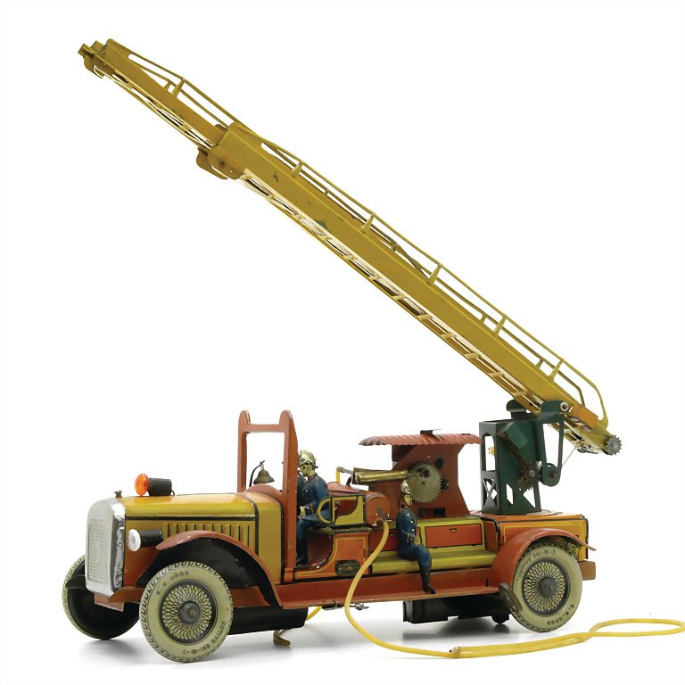Günthermann, Siegfried fire engine turntable ladder,: Günthermann, Siegfried fire engine turntable ladder, sheet metal, 1925 - 1930, 400 x 440 x 160 mm, good condition, the electrical functions weren't checked, used, 1 fireman is missing, tubes and cord