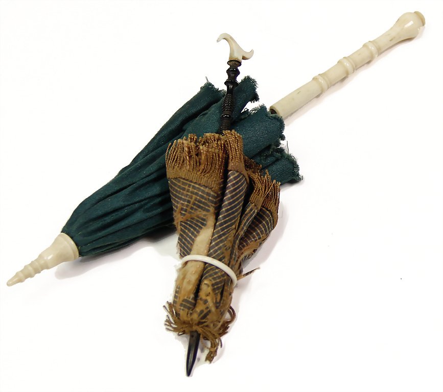2 doll's umbrella, 1x handle and point are made of: 2 doll's umbrella, 1x handle and point are made of ivory, 1880, 20.5 cm, the green umbrella is incomplete, nice part for restoring, 1x stick, ivory, 13 cm, with canopy without ribs, nice decoration fo