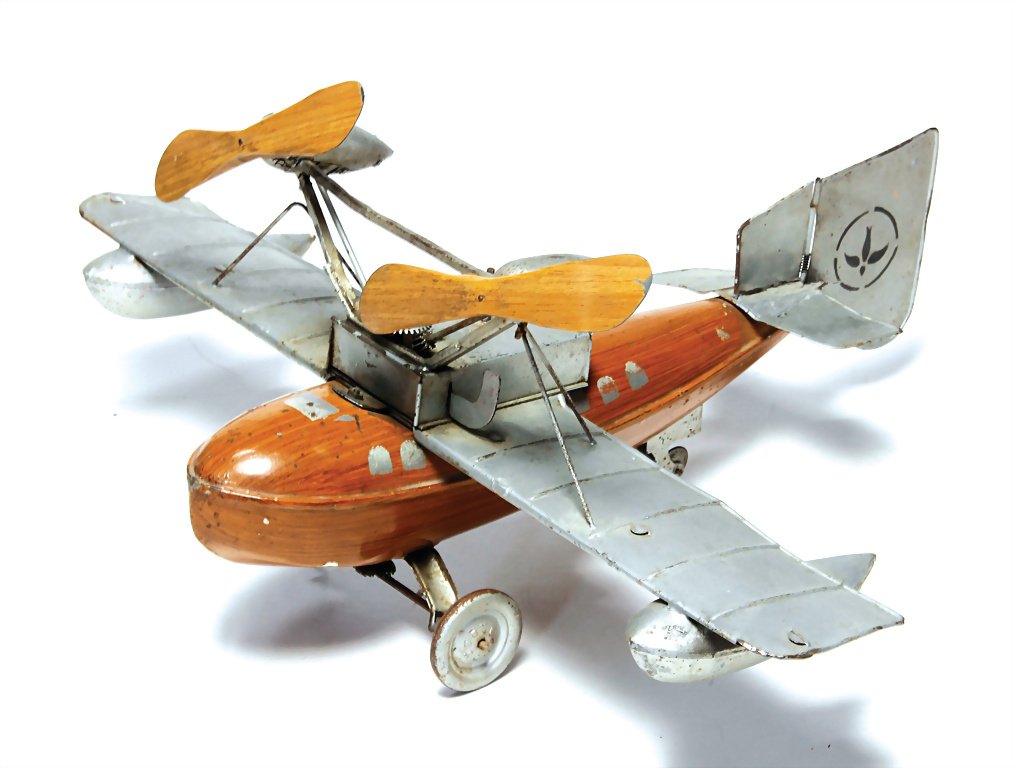 Bing amphibious aircraft, sheet metal, 1920 - 1930, 225: Bing amphibious aircraft, sheet metal, 1920 - 1930, 225 x 350 x 405 mm, good condition, slightly worn, loss of color, without key German Description Bing Amphibienflugzeug, Blech, 1920 – 1930, 225 x