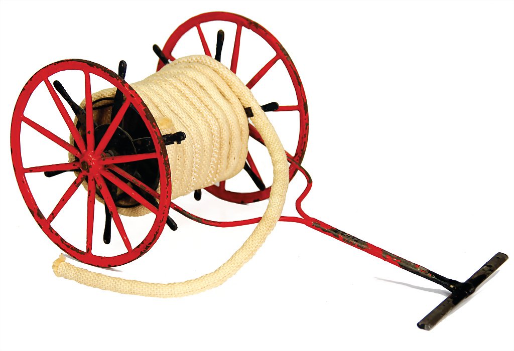 probably Märklin roll for hose, sheet metal, 1900 -: probably Märklin roll for hose, sheet metal, 1900 - 1910, 110 x 240 x 120 mm, good condition, loss of color, connection between pole and handle was restored, tube replaced, spray nozzle is missing Ge