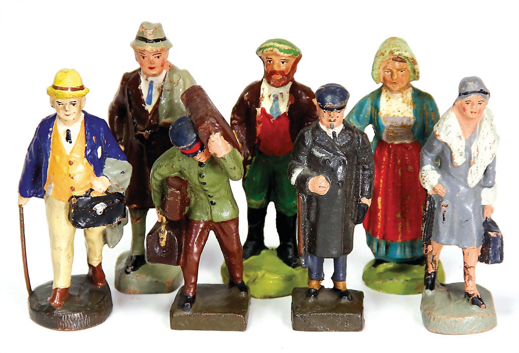 Lineol and Elastolin mixed of lot figures, 1 x railway: Lineol and Elastolin mixed of lot figures, 1 x railway figures gentleman with porter, lineol, 1934 - 1938, 68 mm, mass, 1 x pair of farmers, 1920 - 1925, 72 mm, mass, good condition, 3 x railway figur