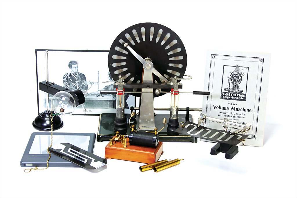 among others Bing, Gebr., mixed lot, 1 x Wimshurst: among others Bing, Gebr., mixed lot, 1 x Wimshurst machine (electrophorus), around 1910, 283 x 315 x 150 mm, good condition, small signs of age, a part of the tinfoil segments are missing, crank and l
