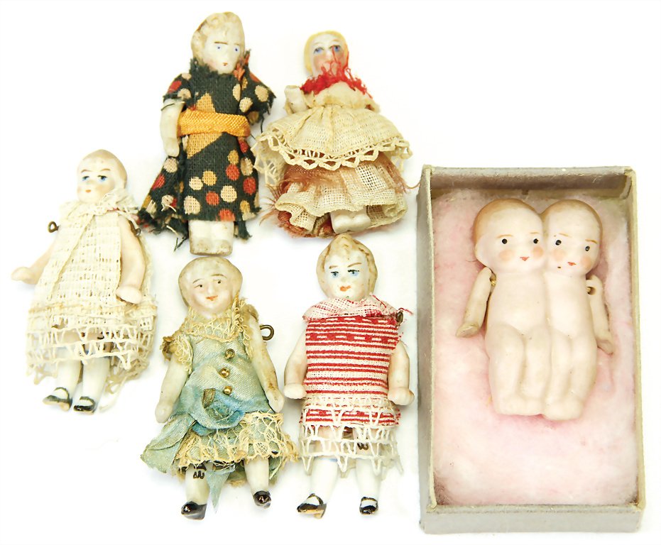 knicks-knacks- twins, wedding present, around 1910, 14: knicks-knacks- twins, wedding present, around 1910, 14 x 25 x 38 mm, biscuit porcelain, 1890 - 1920 1 doll with missing left forearm German Description Nippes- Zwillingspärchen, Hochzeitsgabe, um 191