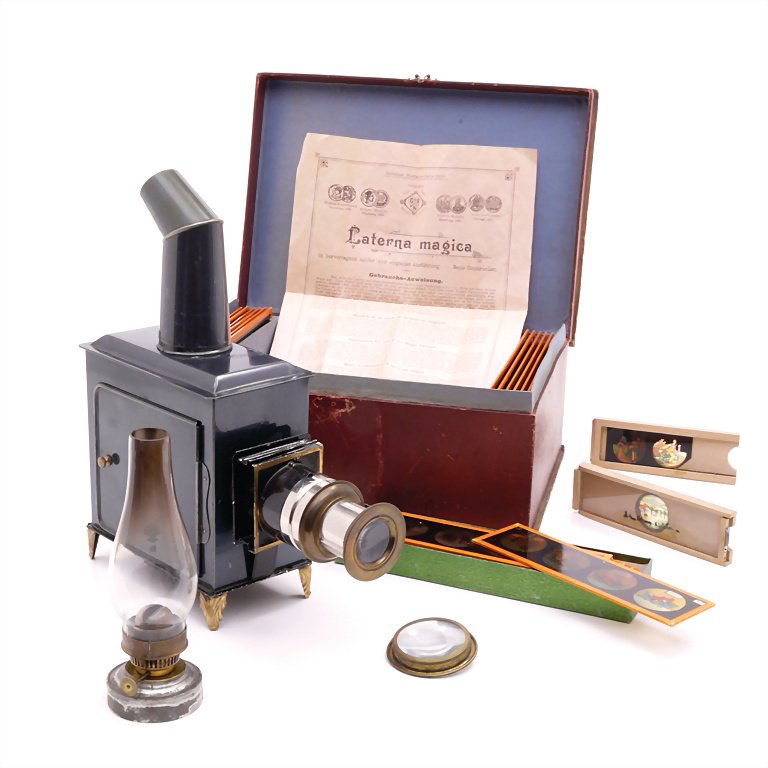 Bing, Gebr. Laterna magica - Cinematograph: Bing, Gebr. Laterna magica - Cinematograph (cinematograph), from 1900, slightly used, fixture for the pictures at the top is broken, box is worn German Description Bing, Gebr. Laterna magica - Cinemat