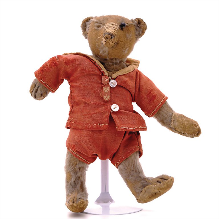 Steiff, Margarethe teddy bear with wardrobe (Bärli: Steiff, Margarethe teddy bear with wardrobe (Bärli Tidi), from 1906: 225 mm, mohair plush, strongly used German Description Steiff, Margarethe Teddybär mit Garderobe (Bärli Tidi), ab 1906: 225 mm, 