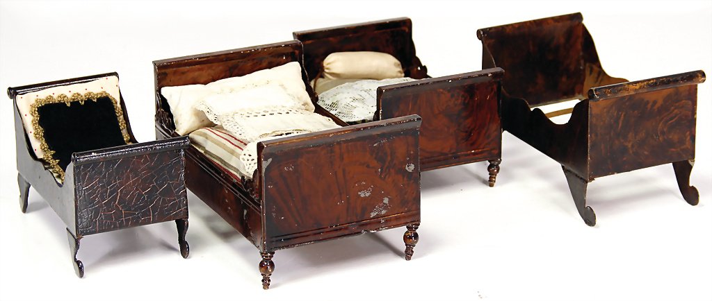 Rock & Graner mixed lot beds, sheet metal, 1870 - 1880,: Rock & Graner mixed lot beds, sheet metal, 1870 - 1880, 87 x 141 x 74 mm, 88 x 165 x 95 mm, good condition, a bit loss of color, bedclothes were partially supplemented German Description Rock & Graner