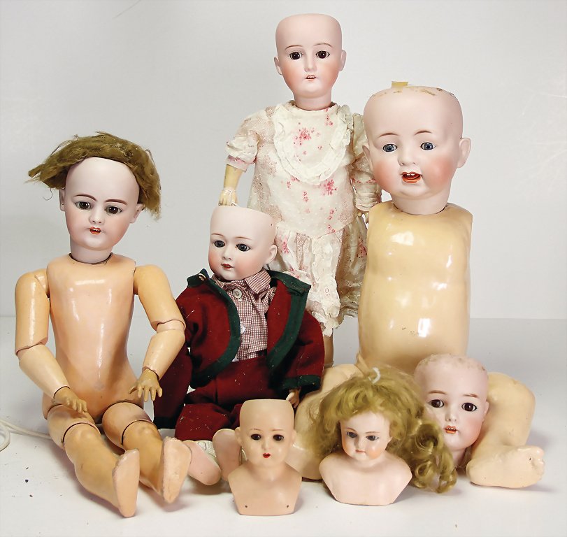 Konv. Puppen, teils ohne Perücke, nicht ganz komplett,: Konv. Puppen, teils ohne Perücke, nicht ganz komplett, einige Puppen Ersatzteile, Köpfe, Kindergesicht, off. Mund, stärker verunreinigt, schönes Händlerkonv.