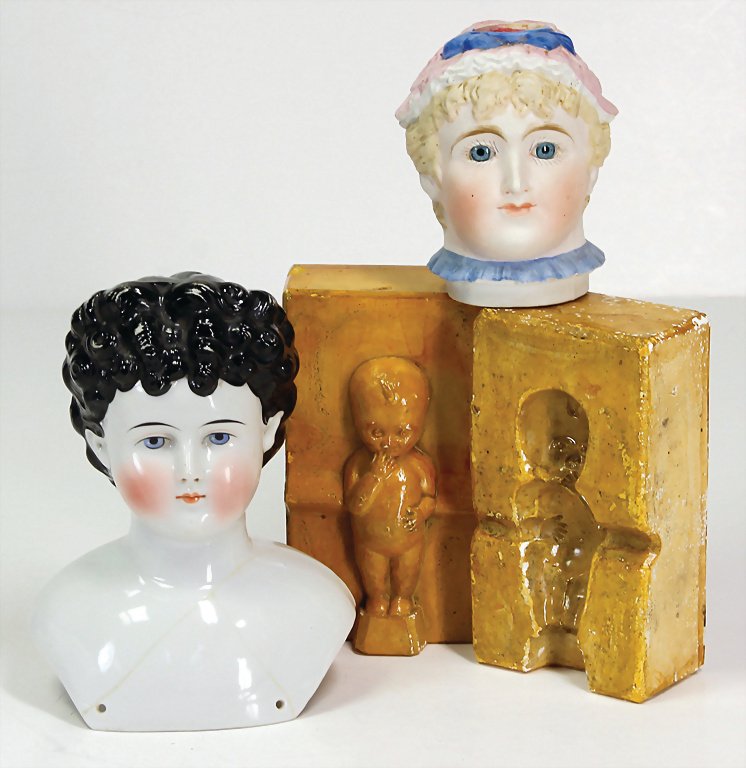 Orig.-Gipsform für Kewpie, wohl Celluloid, ca. 1910, 1: Orig.-Gipsform für Kewpie, wohl Celluloid, ca. 1910, 1 glasierter Biedermeier Brustblattkopf, Brustblatt mit mehreren Sprüngen, 1 Biskuitkopf Nadelkissen, eventuell Deckel zu einer Dose, blaue fest 
