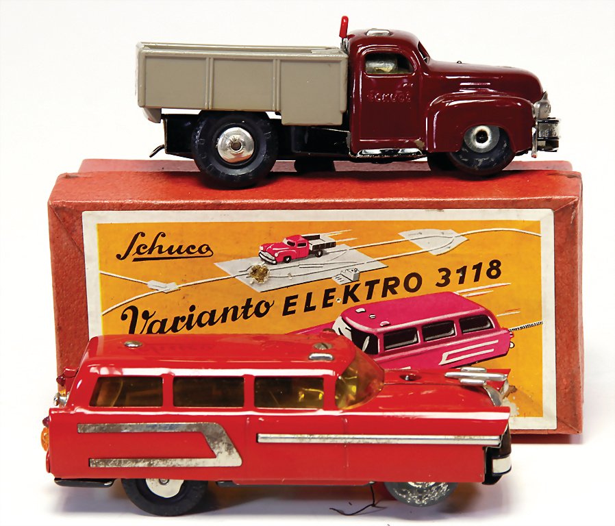 SCHUCO 2 pieces, Varianto electric station Car 3118,: SCHUCO 2 pieces, Varianto electric station Car 3118, good condition, original box, Varianto electric 3112, trucks, used, connection at the loading space in the back is missing German Description SCHUC