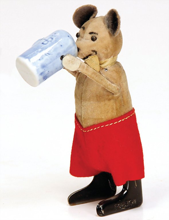 SCHUCO dancer, mouse with jug, 11 cm, clock mechanism: SCHUCO dancer, mouse with jug, 11 cm, clock mechanism iw intact, original velvet and felt clothes, good condition German Description SCHUCO Tanzfigur, Maus mit Krug, 11 cm, Uhrwerk intakt, Orig.-Samt-