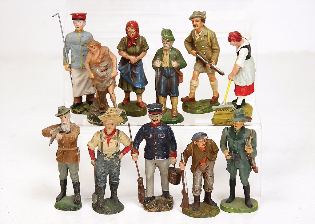 11 pieces, mass, Elastolin and others, mostly 10.5 cm,: 11 pieces, mass, Elastolin and others, mostly 10.5 cm, figures, farm, huntsman, keeper, etc., some figures with scratches on the paintwork, otherwise condition 2 German Description 11 Teile, Masse, El