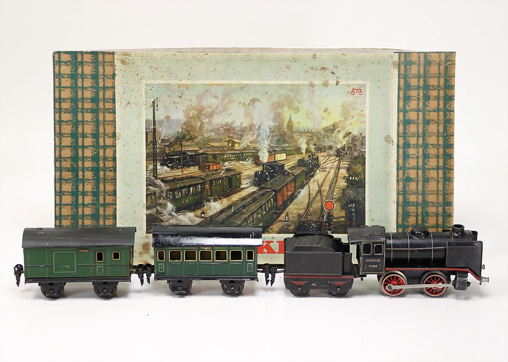 MÄRKLIN track 0, R800, steam locomotive with separate: MÄRKLIN track 0, R800, steam locomotive with separate tender B, persons and baggage coach, used, clock mechanism is intact German Description MÄRKLIN Spur 0, R800, Schlepptenderlok B, Personen- u. G
