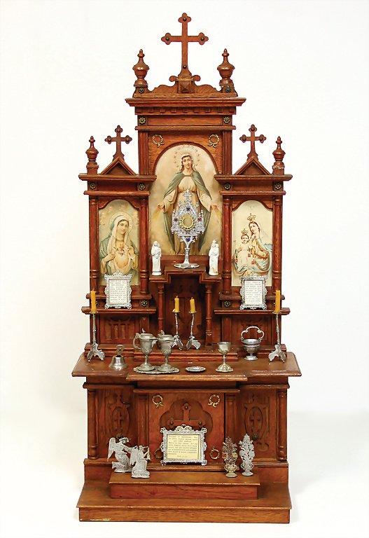 splendid house altar, Wilhelmine era, oak, richly: splendid house altar, Wilhelmine era, oak, richly accessories, 33 cm wide, c. 1890, nice doll decoration German Description prächtiger Hausaltar, Gründerzeit, Eiche, reichh. Zubehör, 33 cm breit, c