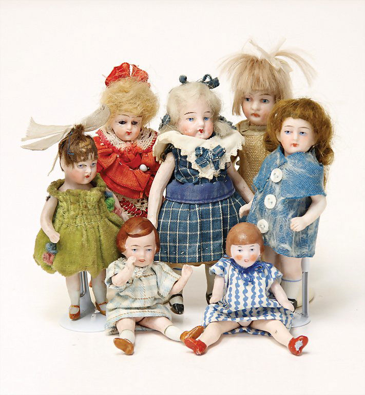 mixed lot of 7 pieces dollhouse dolls, 8-9 cm,: mixed lot of 7 pieces dollhouse dolls, 8-9 cm, partially painted eyes, partially glass eyes, all-bisque, for a dollhouse or for a doll school German Description Konv. 7 Teile Puppenstubenpuppen, 8 –