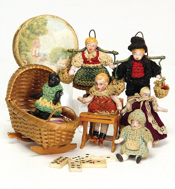 5 dollhouse miniature all-bisque doll, with 1 papier: 5 dollhouse miniature all-bisque doll, with 1 papier mâché box, stuck with lithographed paper, in it a dominoes game, unusual German Description 5 Puppenstuben-Miniatur-Ganzbiskuit-Püppchen, dazu 1